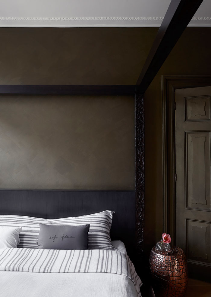 CANAL APARTMENT bedroom door - by archtiect Osiris Hertman