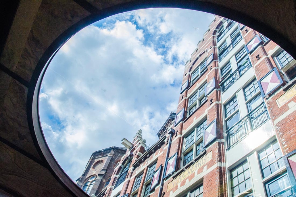 Salon boat architecture by osiris hertman round window