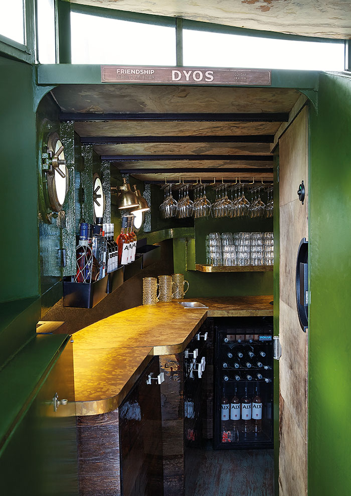Salon boat architecture by osiris hertman bar